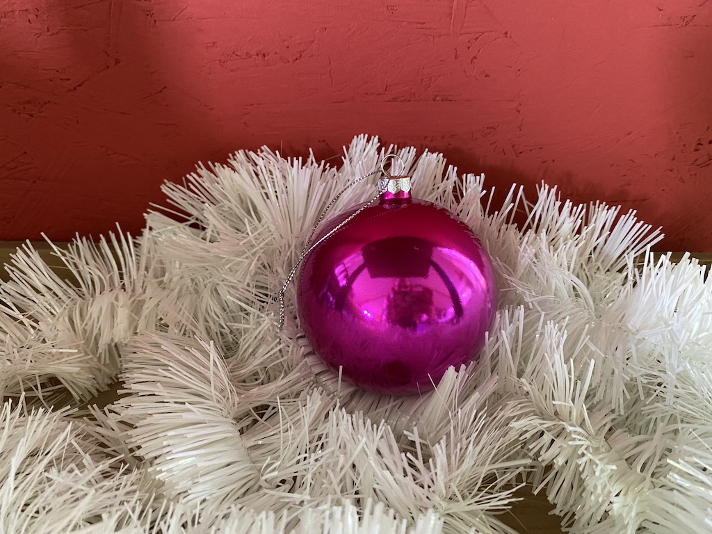 Roze kerstbal voor foto
