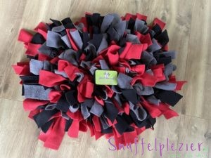 Snuffelkussen maat M, zwart, grijs rood.