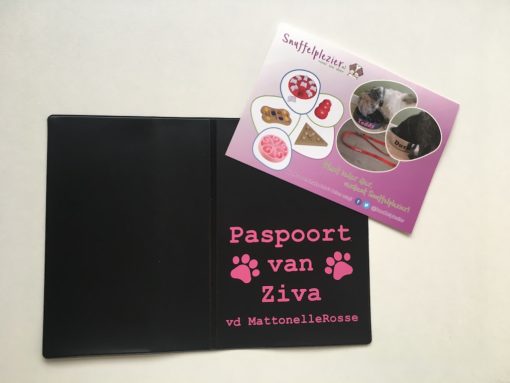 Hoes voor paspoort met kennelnaam erop. In zwart met roze letters.