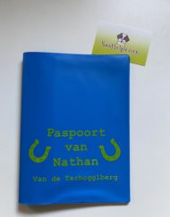 Hoes voor paardenpaspoort in blauw met groene opdruk, inclusief stalnaam