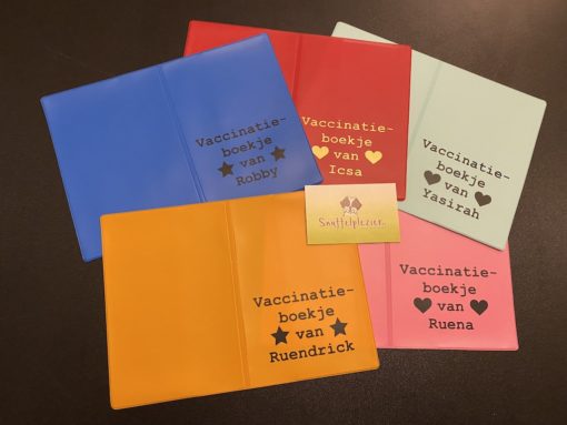 Hoes voor vaccinatieboekje of paspoort met als afbeelding ster of hartje.