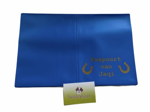 Hoes voor paardenpaspoort blauw met gouden opdruk met roepnaam van het paard