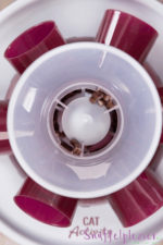 Trixie tunnel voedertoren voor katten close up reservoir.