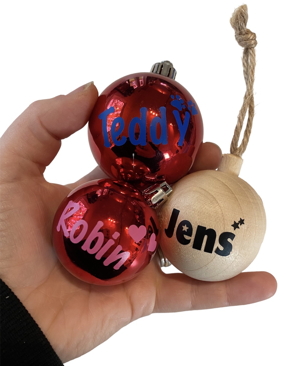 3 kerstballen, 2 rode ballen en 1 houten kerstbal met naam