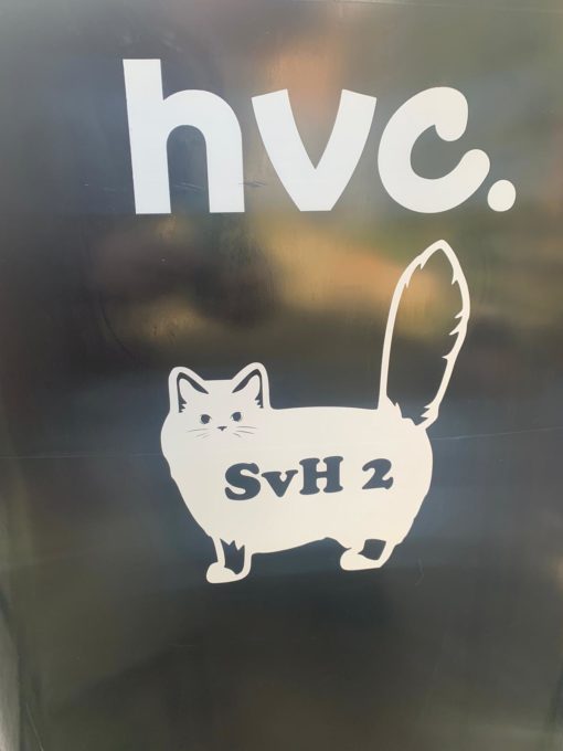 Sticker laten maken - kat op kliko met afkorting straatnaam en huisnummer